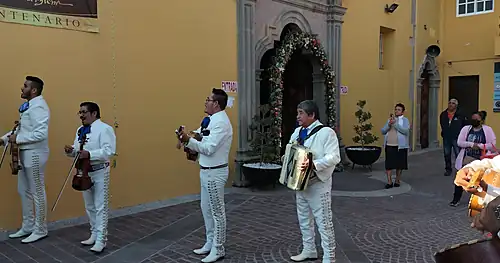 MARIACHI GALLOS DE ORO DE IRAPUATO, negocios en Irapuato, Guanajuato