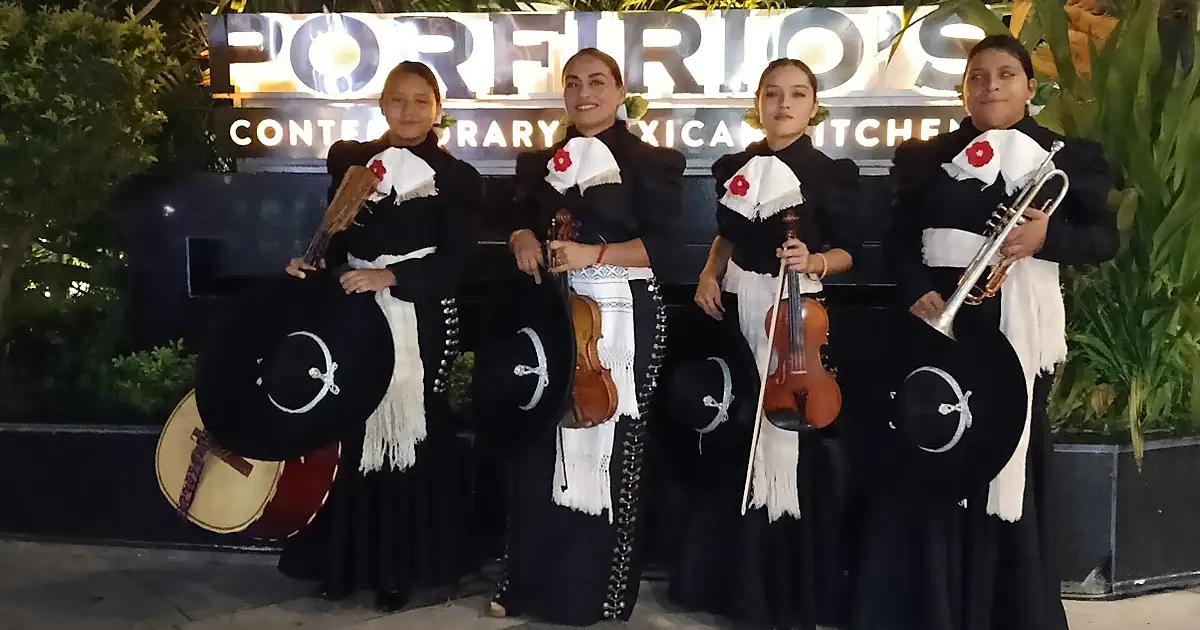 Mariachi Mérida 2000 y Mariachi femenil Mujer Mérida 2000