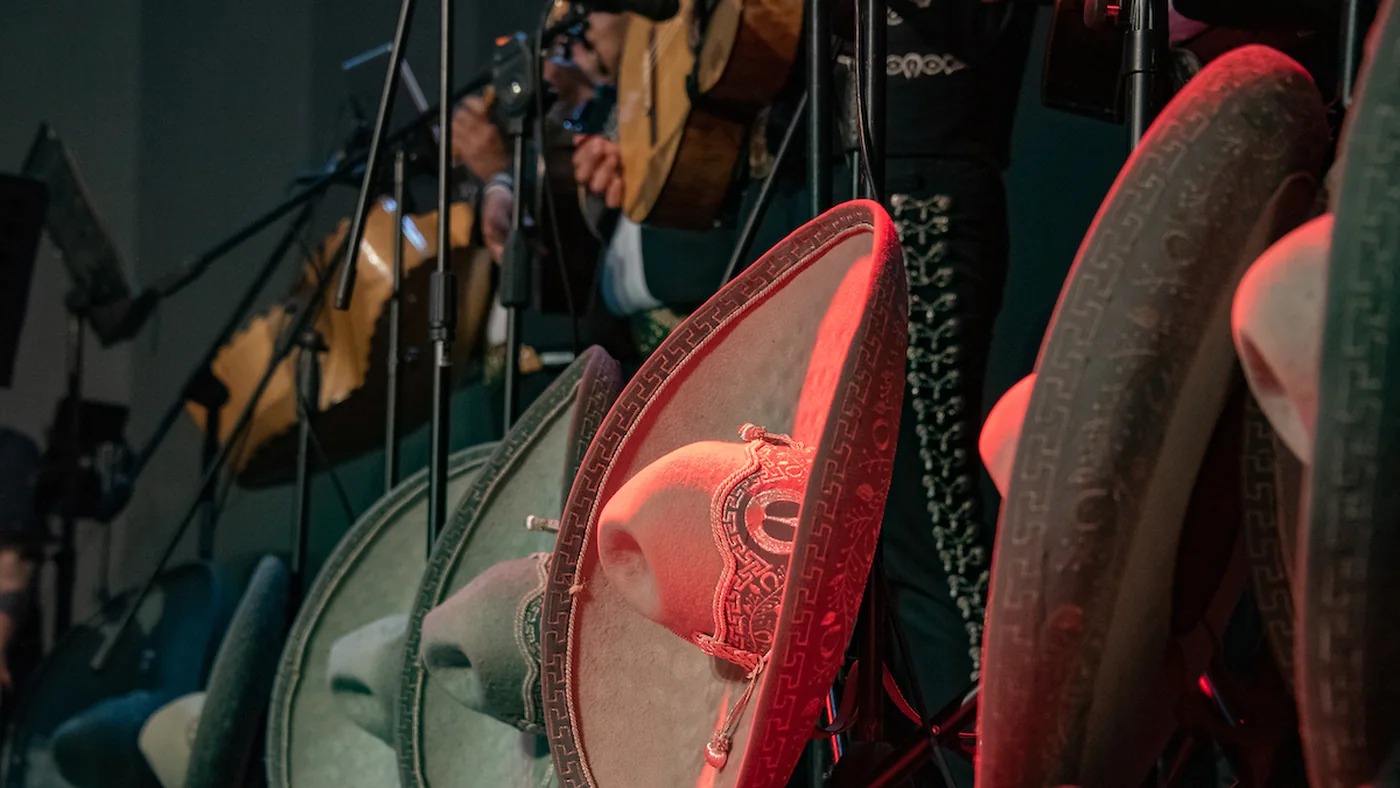 Sombreros de mariachi preparados antes de una presentación en México