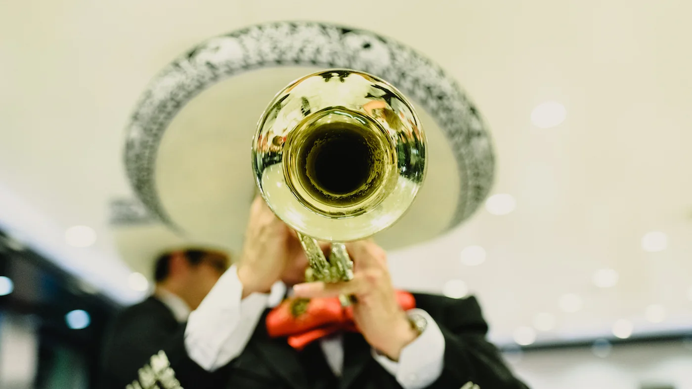 Músico de mariachi con trompeta y guitarras en México